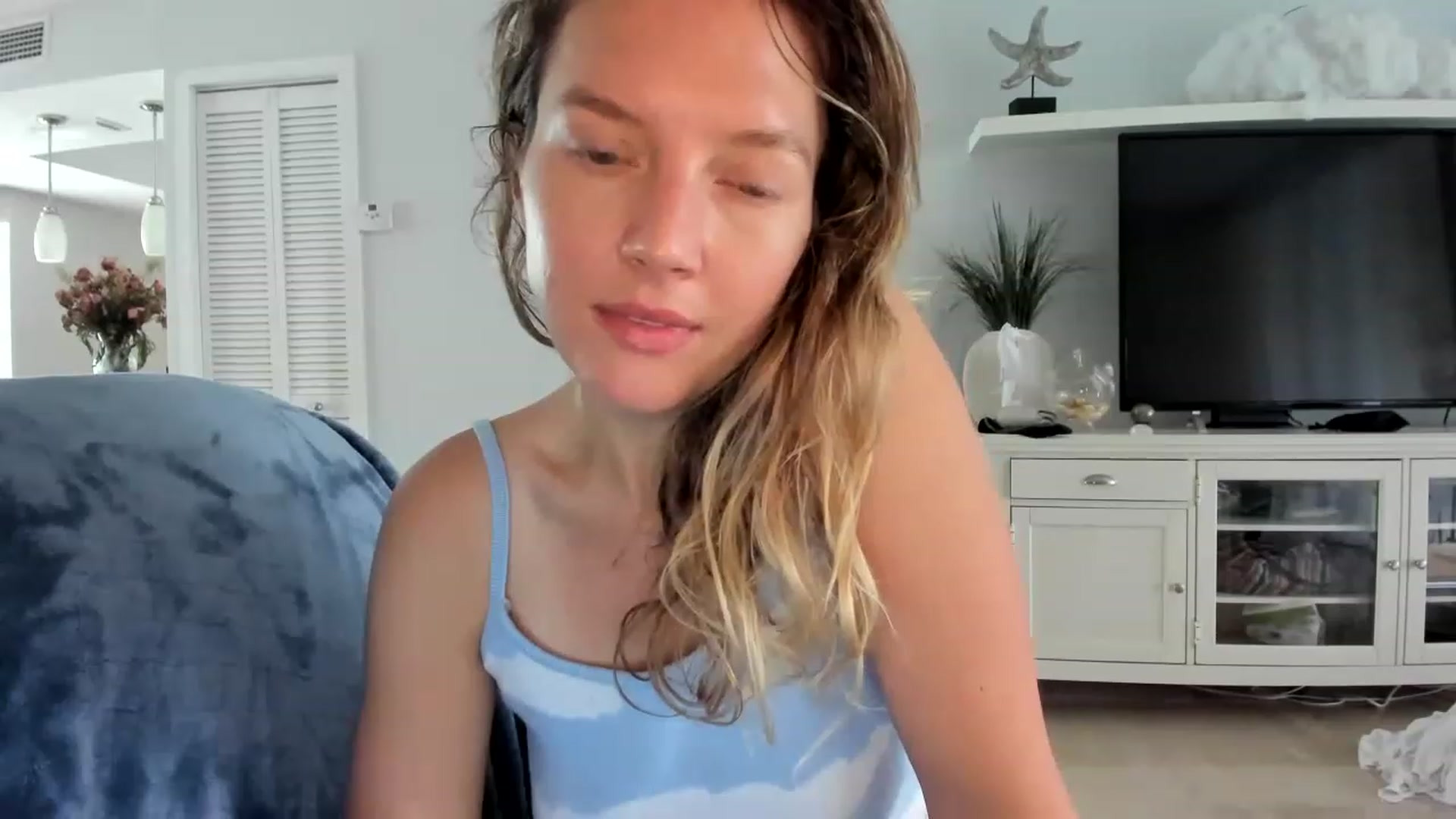 Gallery image thumbnail from barebeautyxo's myfreecams stream on, 12/03/2022, 19:33 image 11 of 20