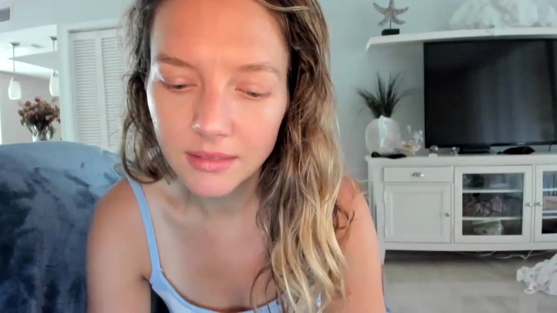 Gallery image thumbnail from barebeautyxo's myfreecams stream on, 12/03/2022, 19:33 image 19 of 20