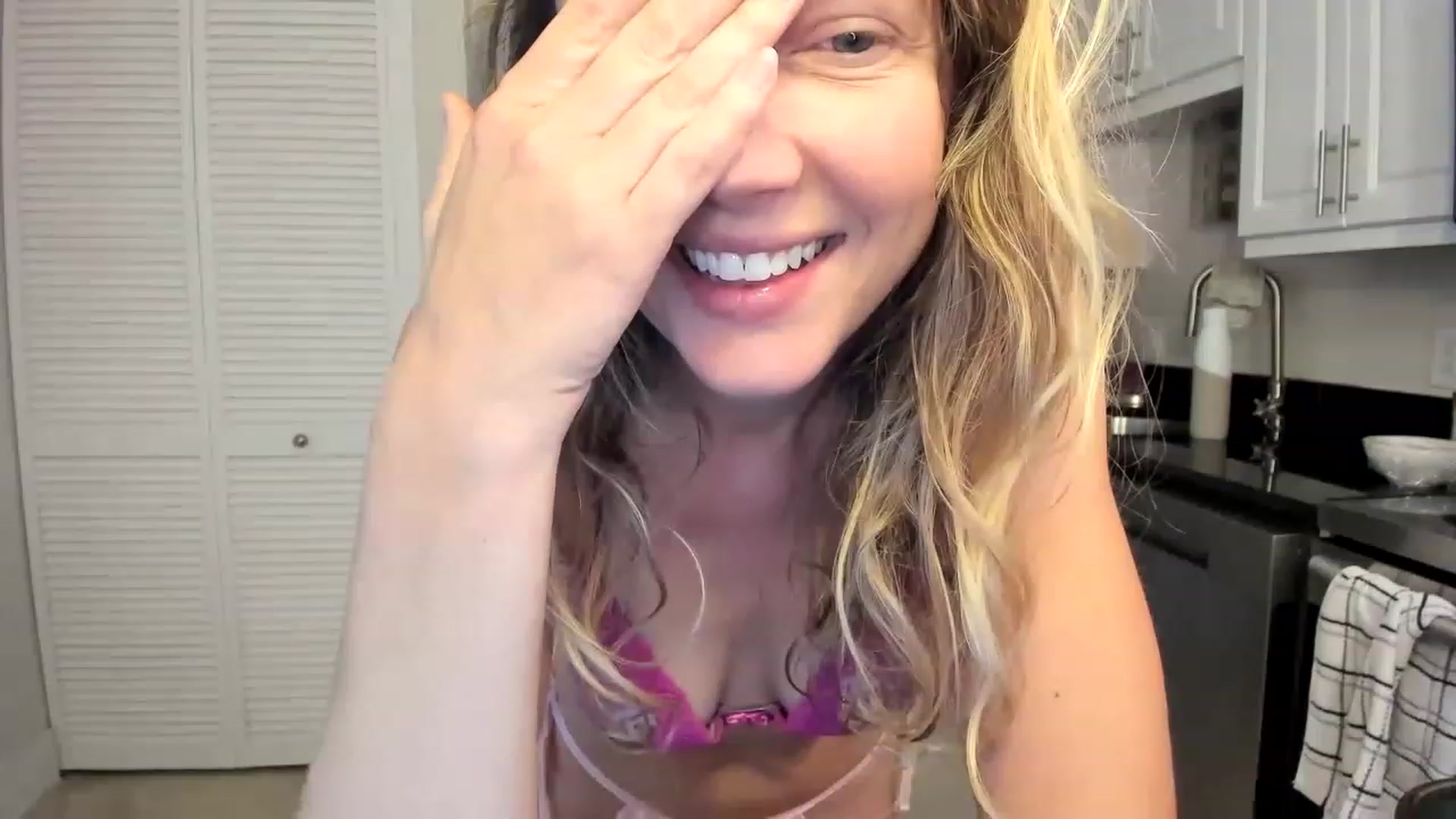 Gallery image thumbnail from barebeautyxo's myfreecams stream on, 12/03/2022, 22:14 image 10 of 20