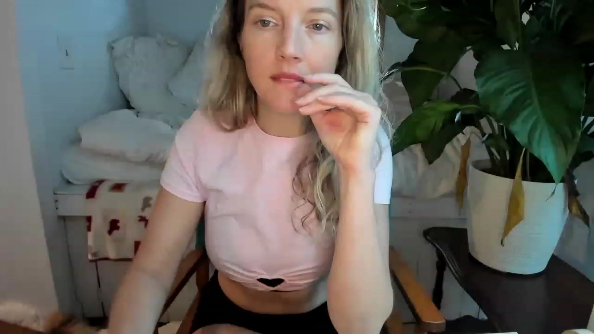 Gallery image thumbnail from barebeautyxo's myfreecams stream on, 02/20/2023, 15:54 image 17 of 20