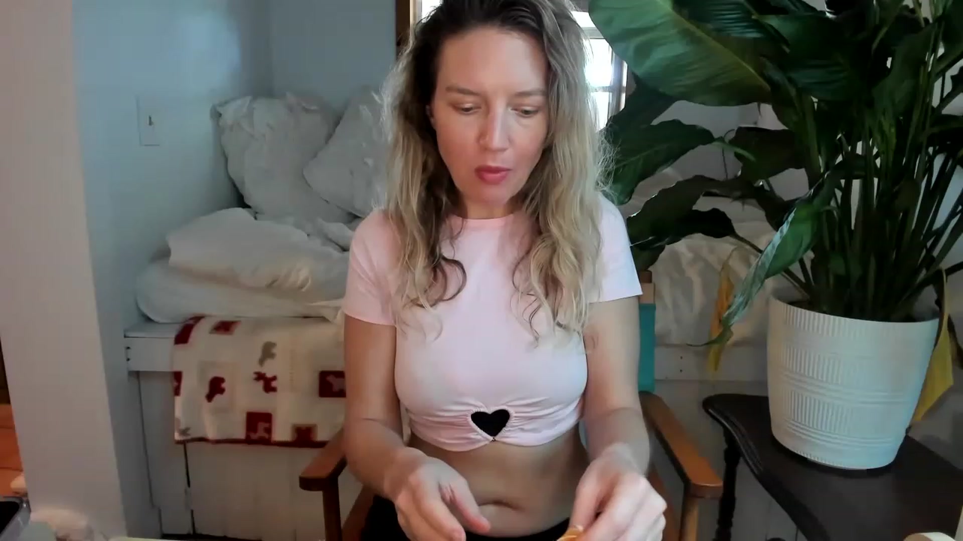 Gallery image thumbnail from barebeautyxo's myfreecams stream on, 02/20/2023, 15:54 image 8 of 20