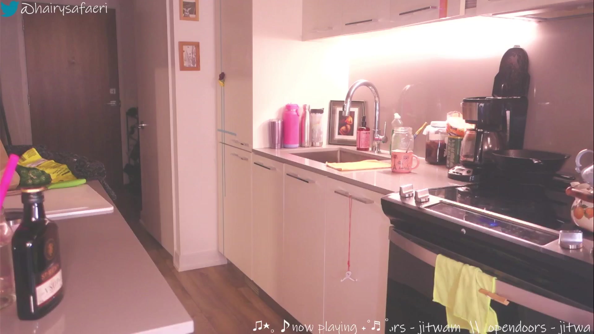 Gallery image thumbnail from barelysafaeri's myfreecams stream on, 05/29/2025, 21:28 image 12 of 20