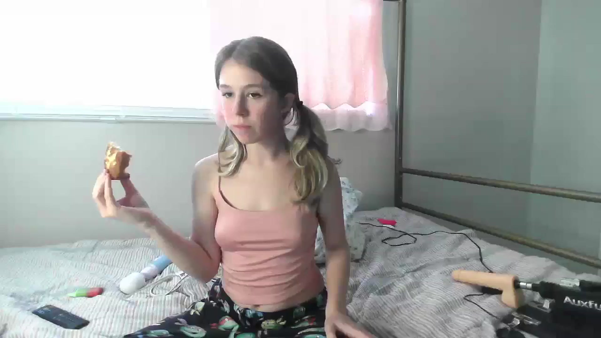 Gallery image thumbnail from bbyalice18's myfreecams stream on, 11/28/2023, 21:16 image 6 of 20
