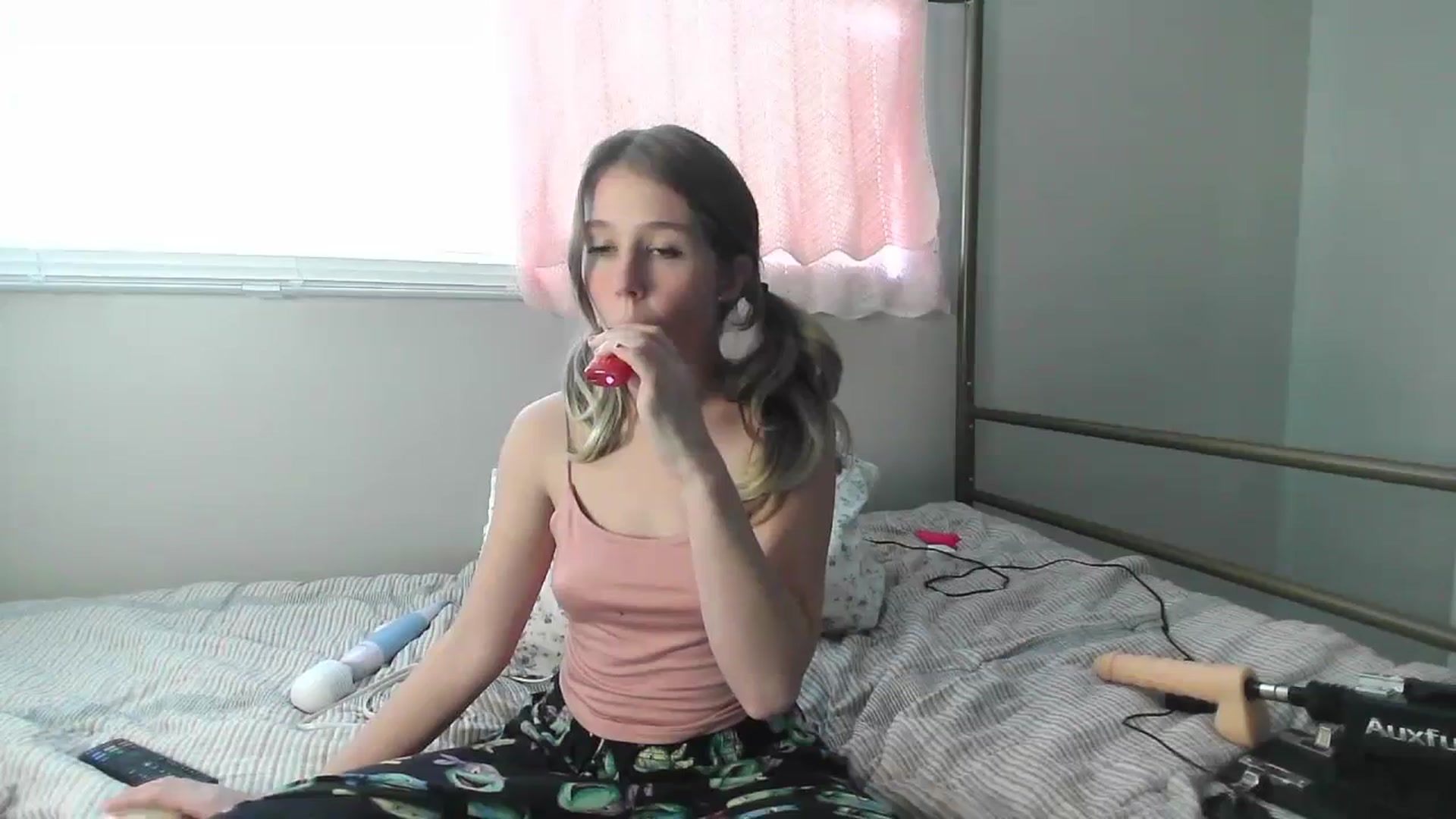 Gallery image thumbnail from bbyalice18's myfreecams stream on, 11/28/2023, 21:16 image 18 of 20