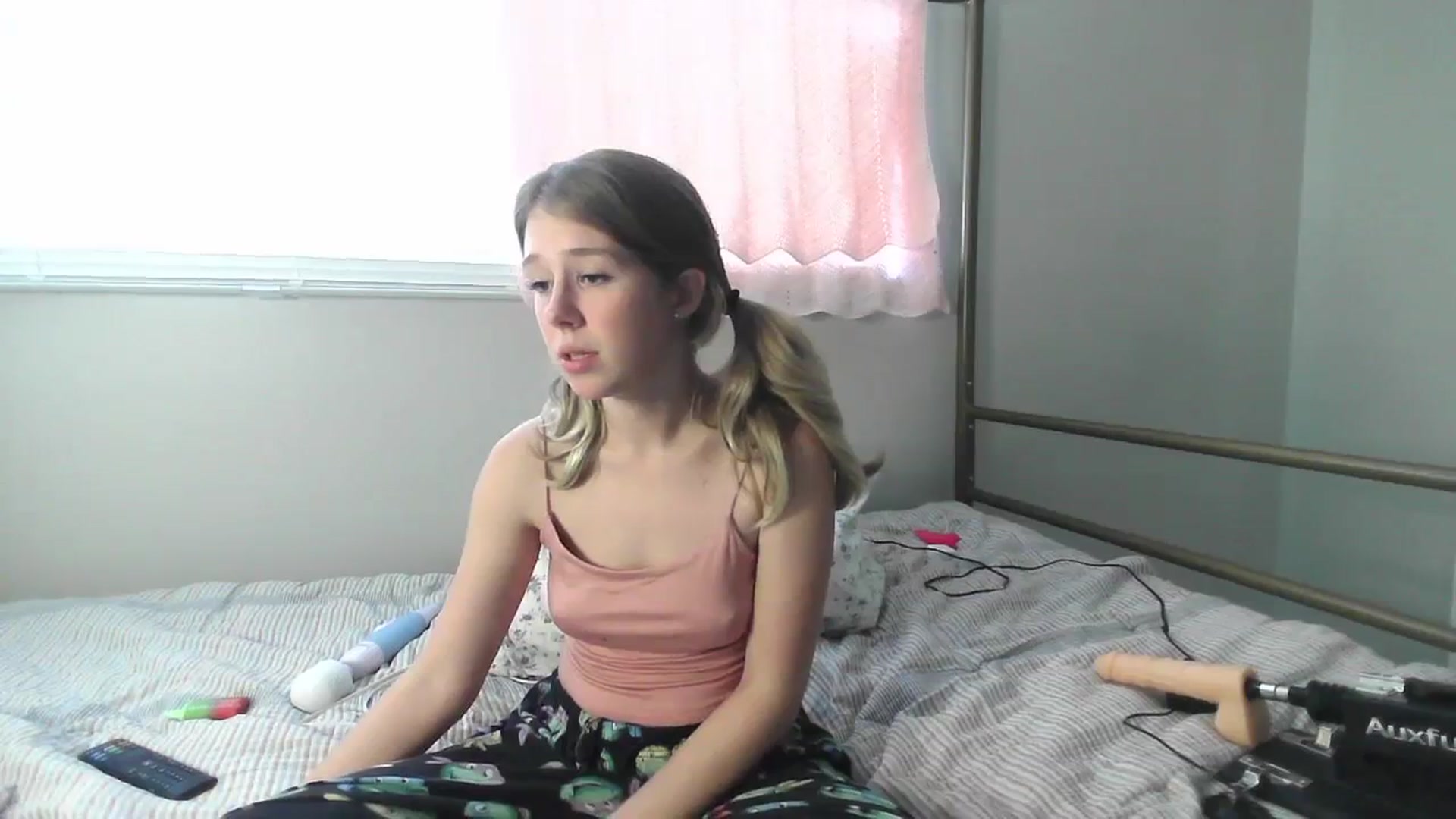 Gallery image thumbnail from bbyalice18's myfreecams stream on, 11/28/2023, 21:16 image 10 of 20