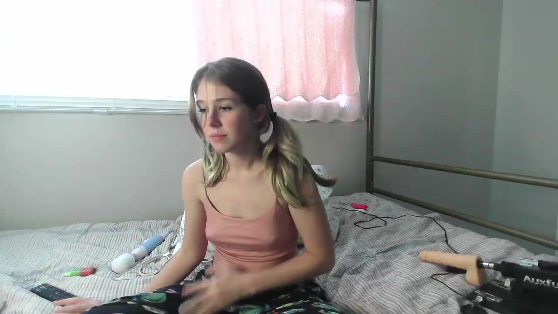 Gallery image thumbnail from bbyalice18's myfreecams stream on, 11/28/2023, 21:16 image 16 of 20