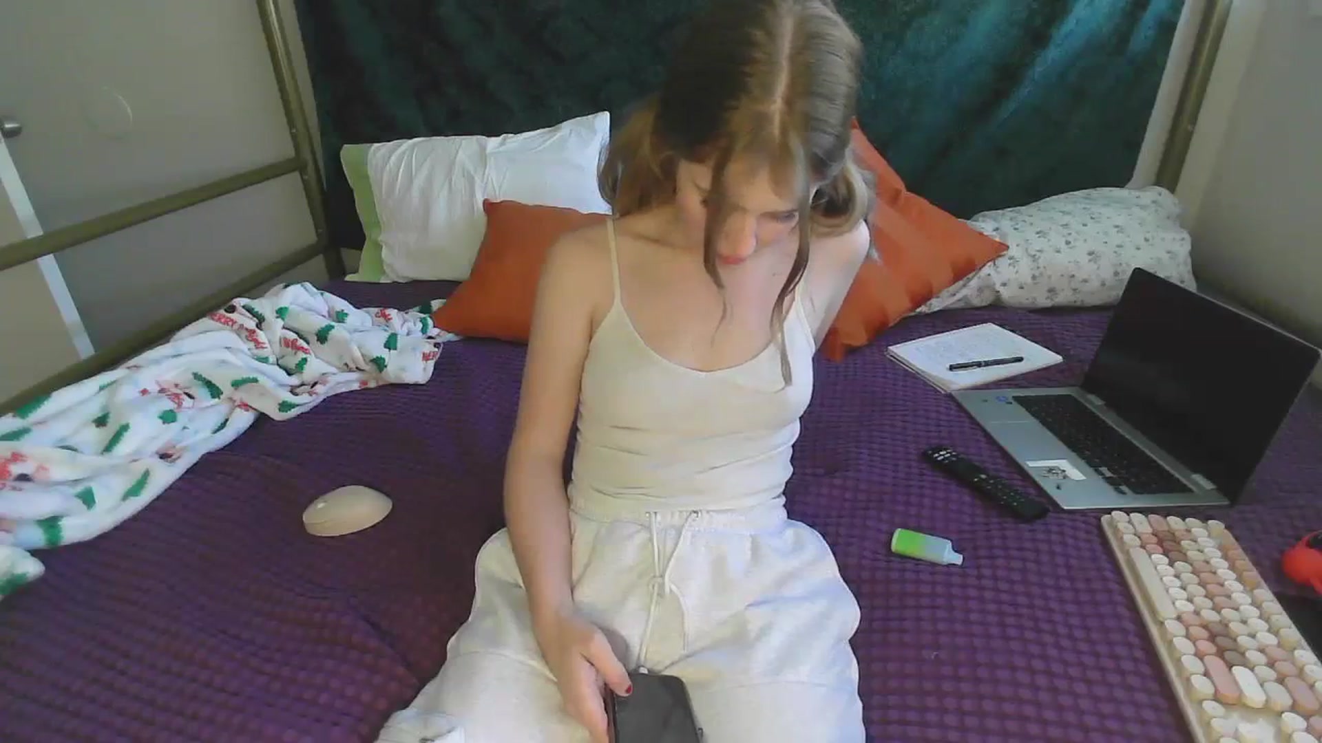 Gallery image thumbnail from bbyalice18's myfreecams stream on, 12/05/2023, 21:36 image 15 of 20