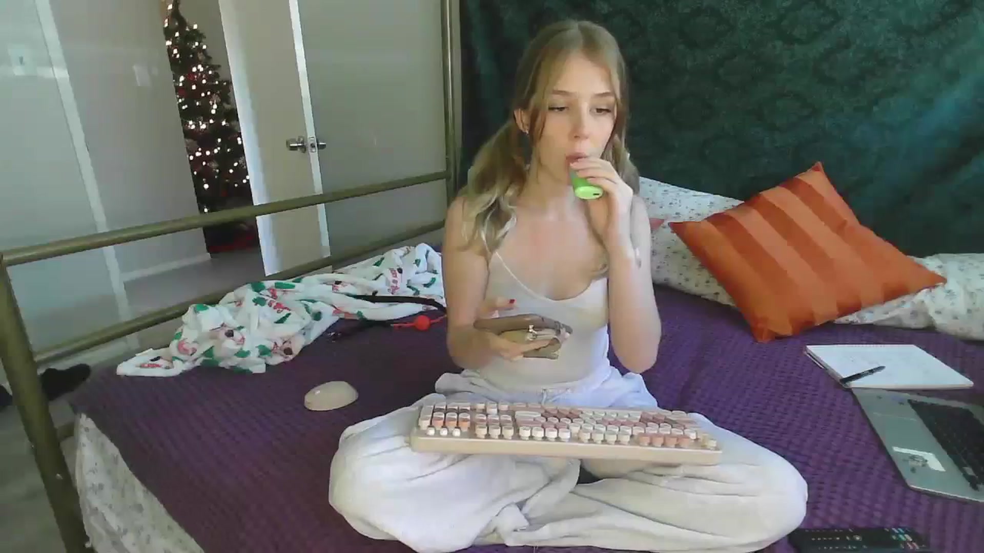 Gallery image thumbnail from bbyalice18's myfreecams stream on, 12/05/2023, 21:36 image 2 of 20