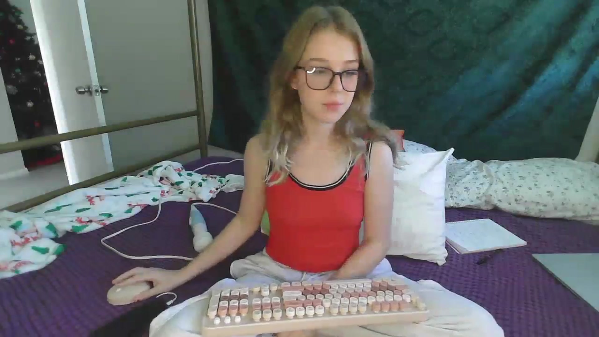 Gallery image thumbnail from bbyalice18's myfreecams stream on, 12/06/2023, 17:33 image 11 of 20