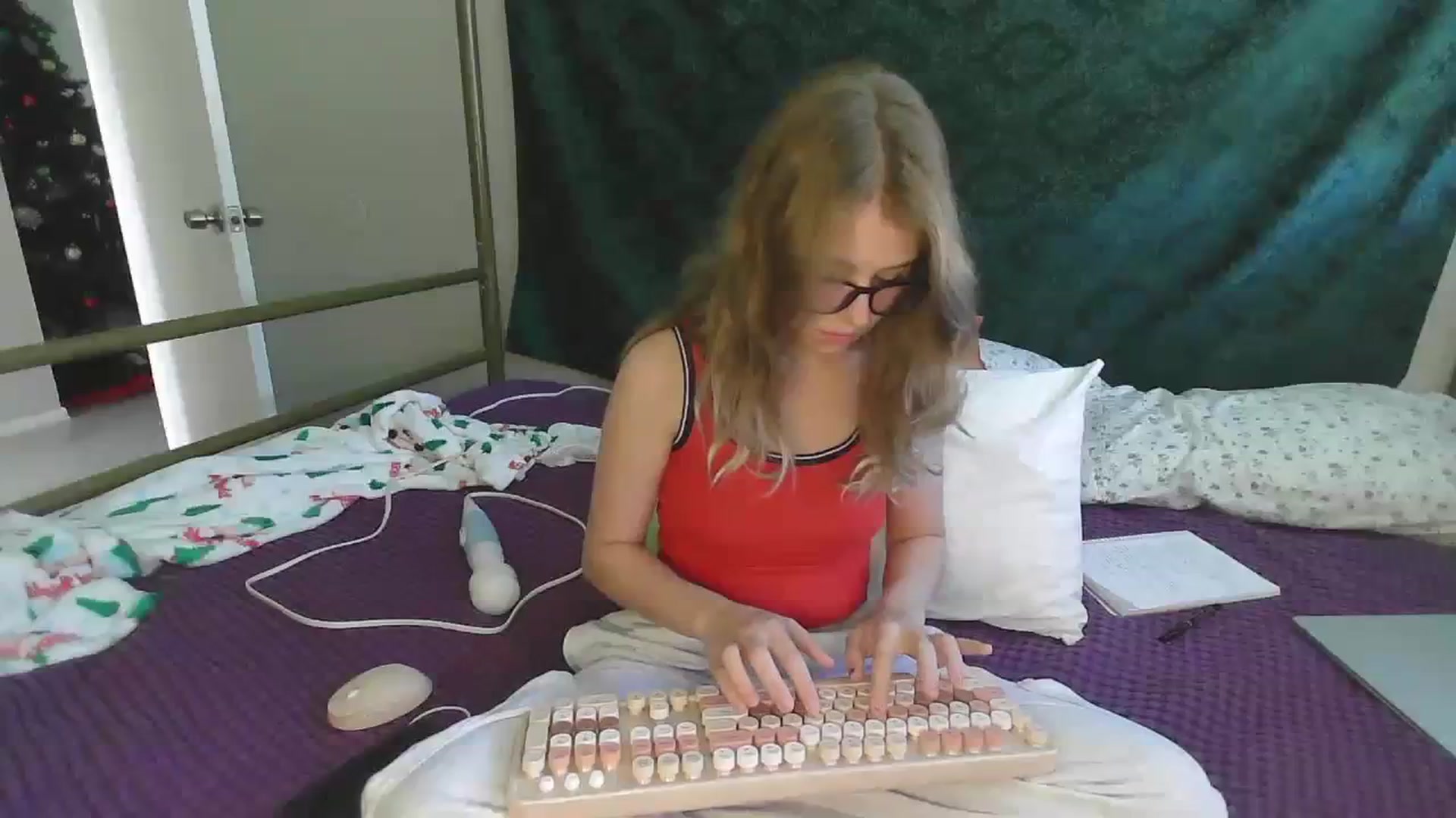 Gallery image thumbnail from bbyalice18's myfreecams stream on, 12/06/2023, 17:33 image 10 of 20
