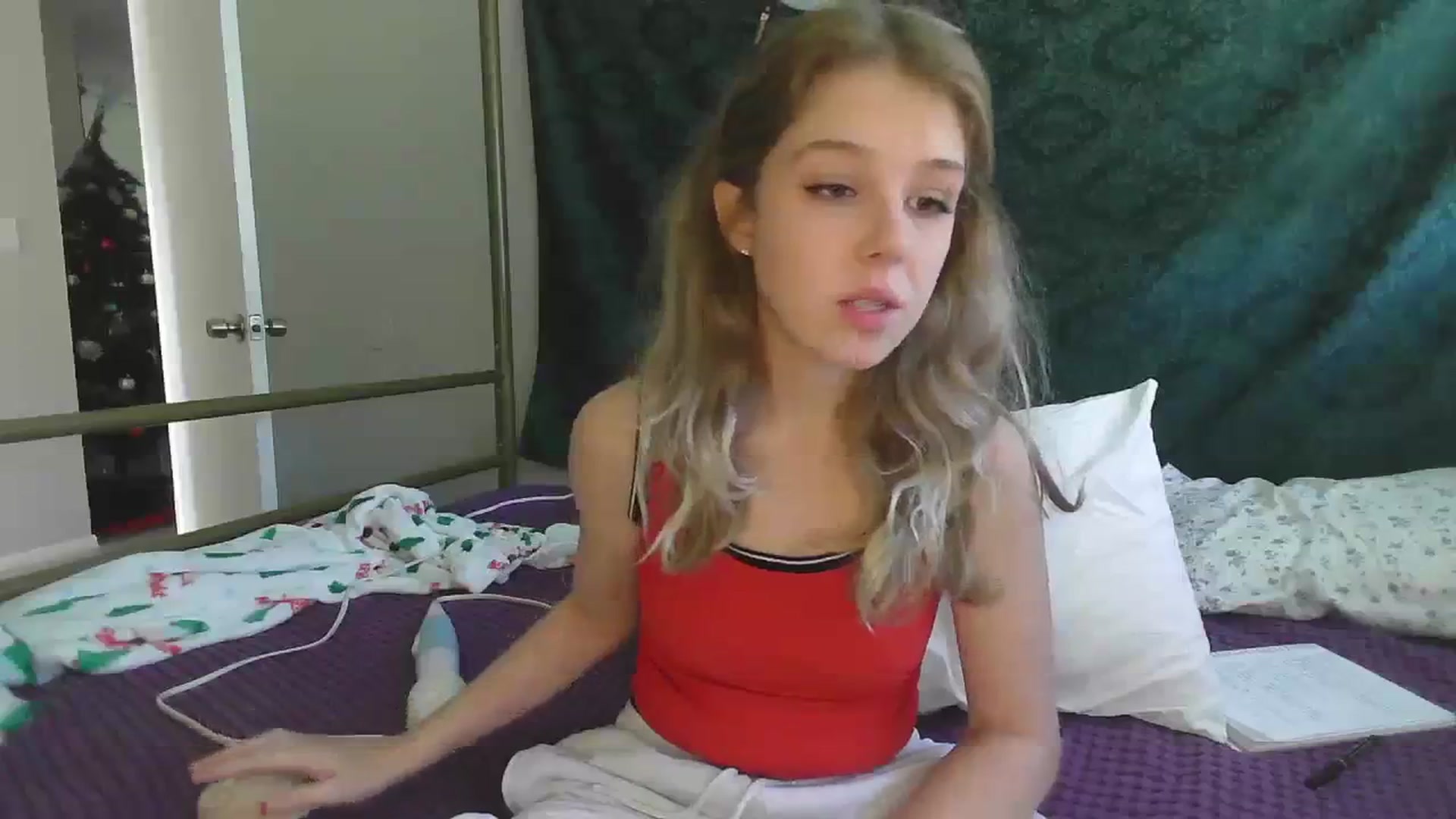 Gallery image thumbnail from bbyalice18's myfreecams stream on, 12/06/2023, 17:33 image 14 of 20