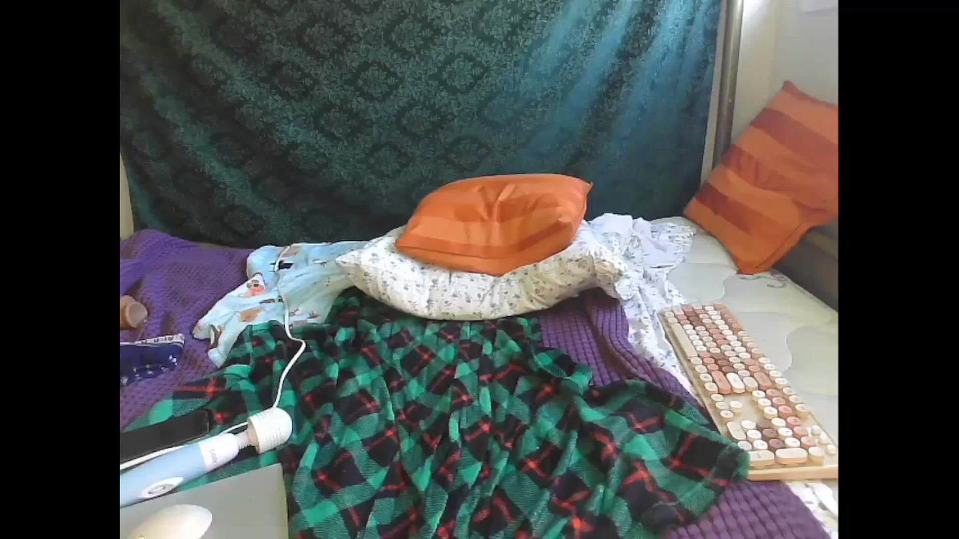 Gallery image thumbnail from bbyalice18's myfreecams stream on, 12/18/2023, 18:29 image 3 of 20