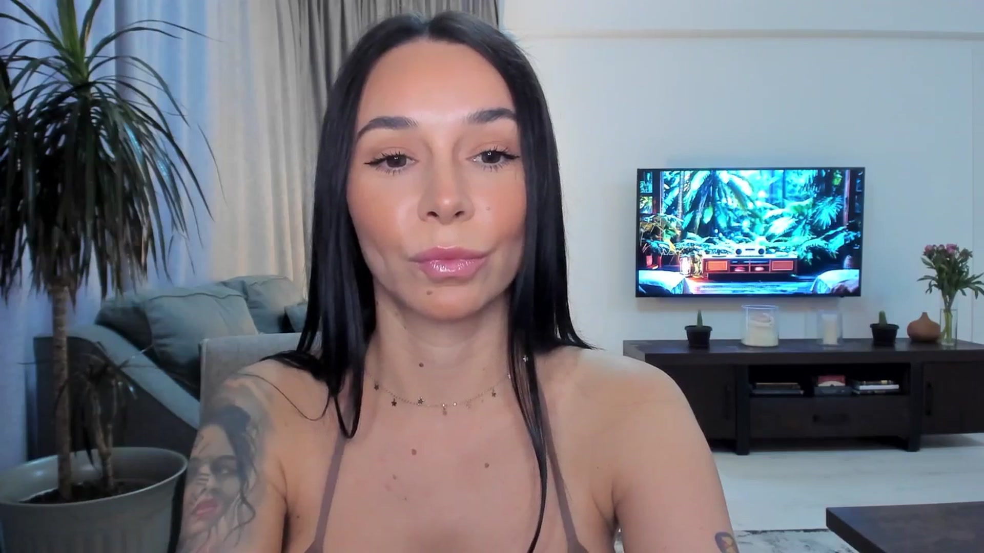 Gallery image thumbnail from beatricebae's myfreecams stream on, 06/19/2025, 14:49 image 7 of 20
