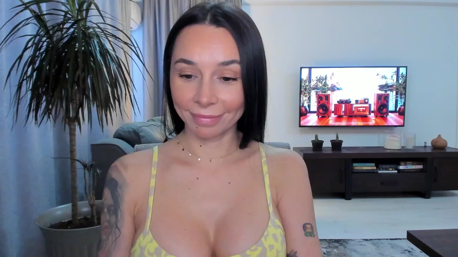 Gallery image thumbnail from beatricebae's myfreecams stream on, 06/25/2025, 15:15 image 14 of 20