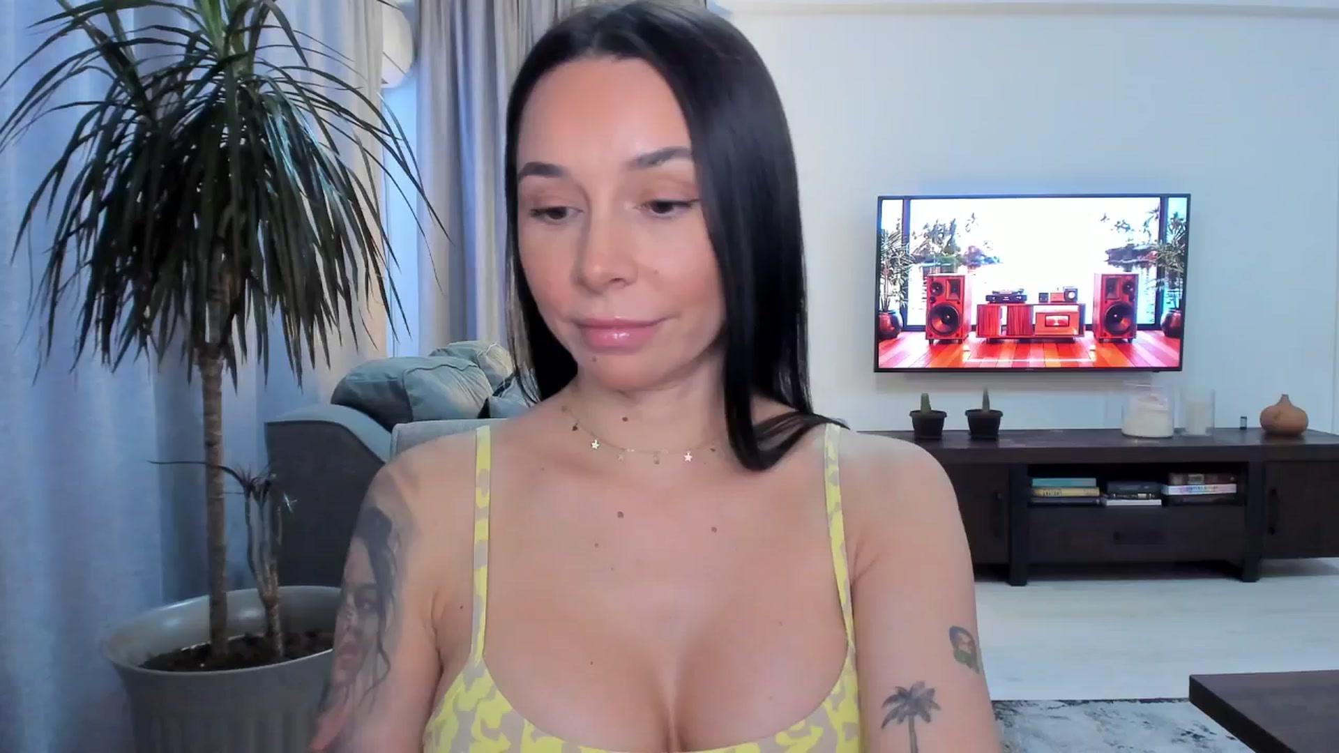 Gallery image thumbnail from beatricebae's myfreecams stream on, 06/25/2025, 15:15 image 11 of 20