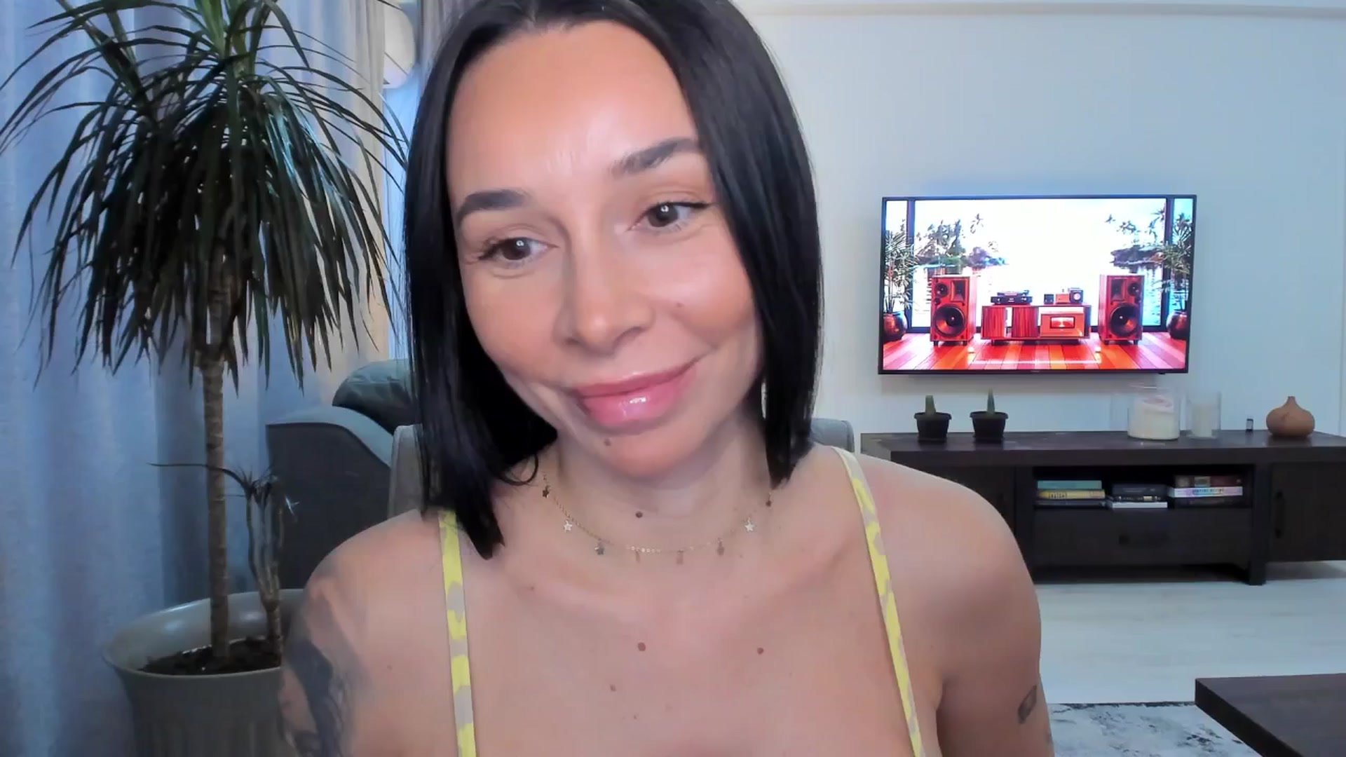Gallery image thumbnail from beatricebae's myfreecams stream on, 06/25/2025, 15:15 image 5 of 20