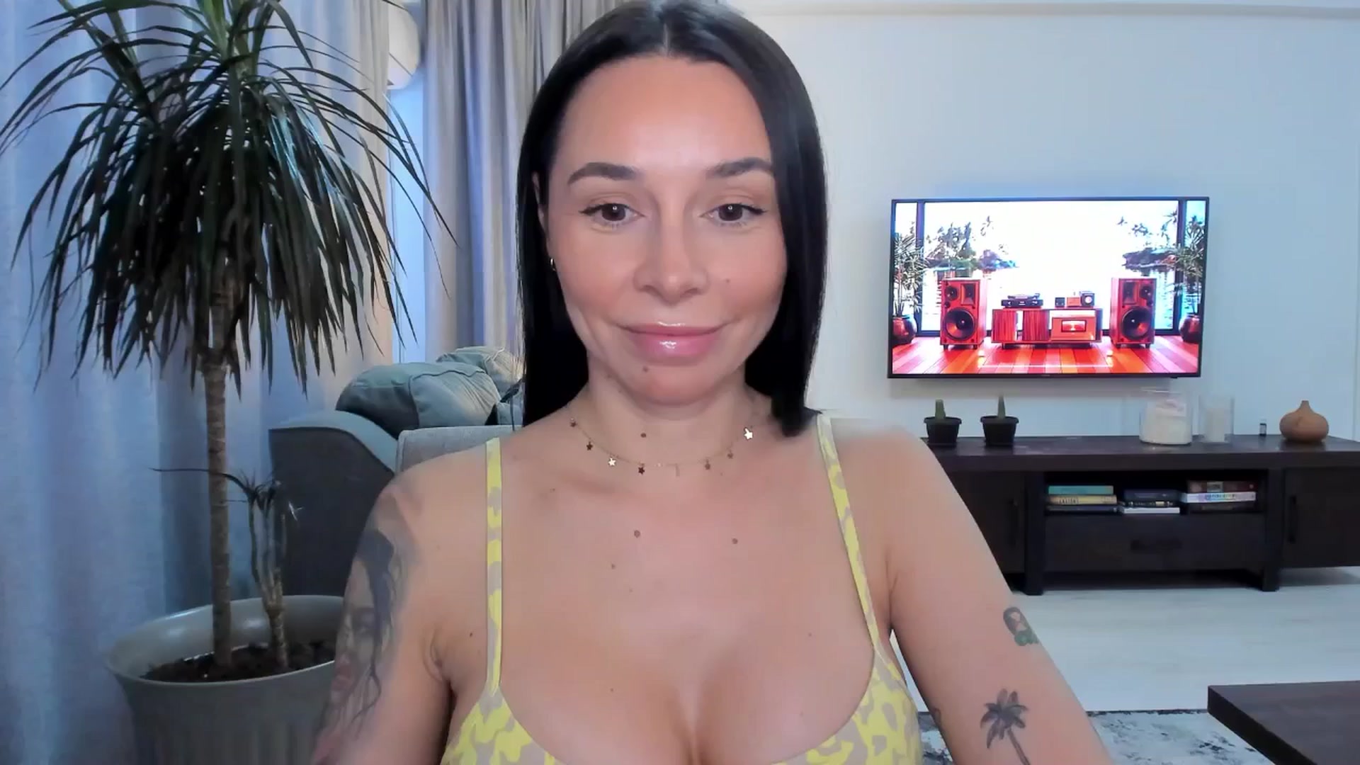 Gallery image thumbnail from beatricebae's myfreecams stream on, 06/25/2025, 15:15 image 9 of 20