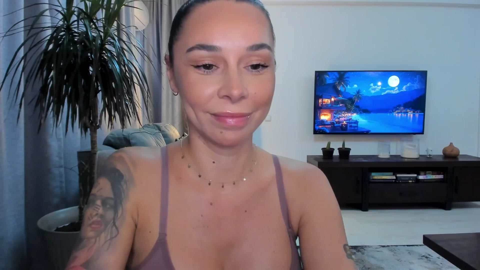 Gallery image thumbnail from beatricebae's myfreecams stream on, 07/07/2025, 15:57 image 16 of 20