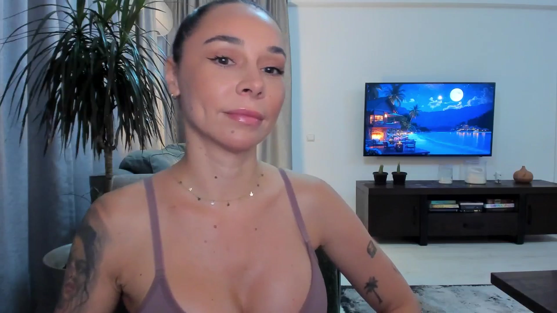 Gallery image thumbnail from beatricebae's myfreecams stream on, 07/07/2025, 15:57 image 17 of 20