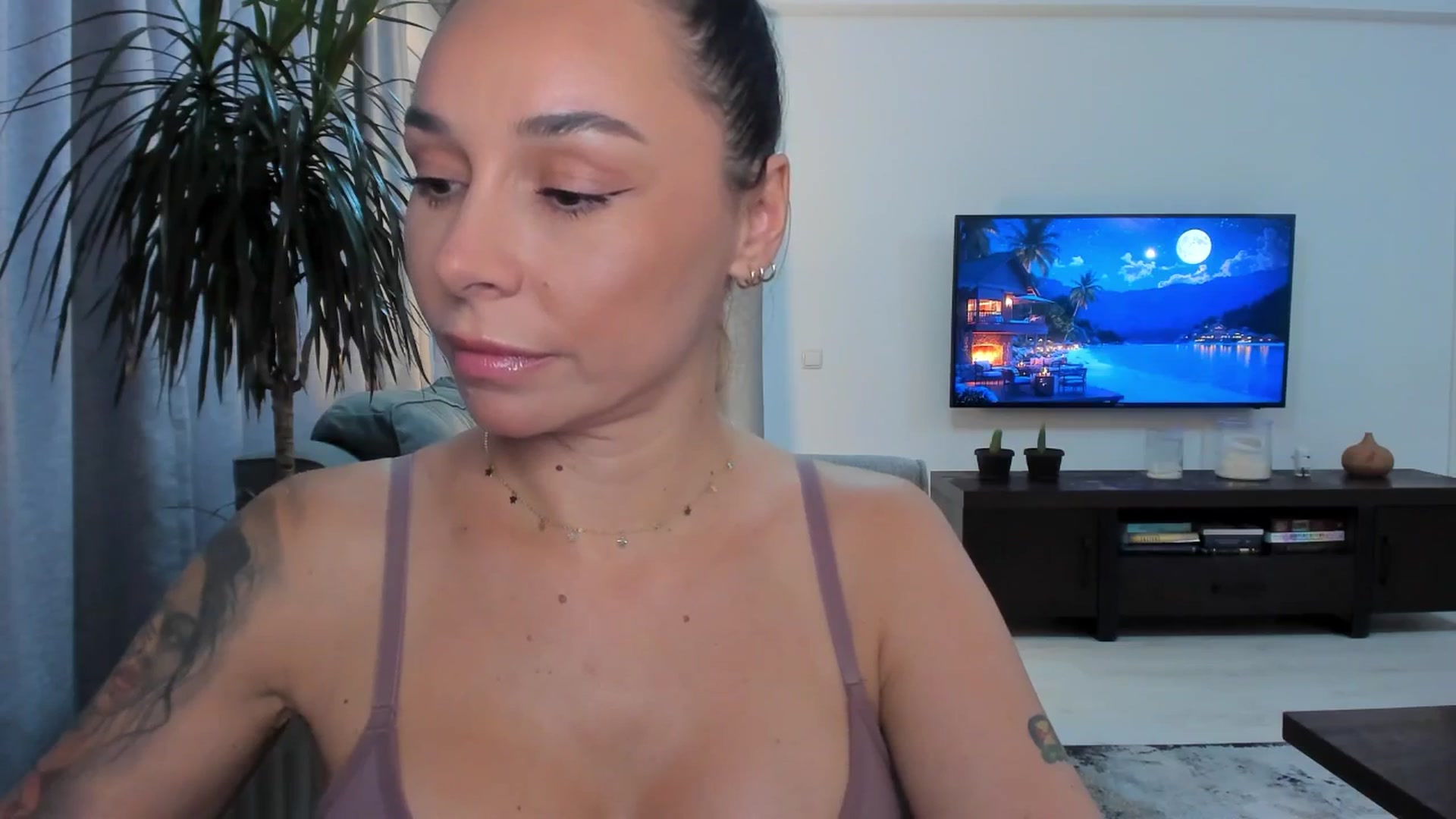 Gallery image thumbnail from beatricebae's myfreecams stream on, 07/07/2025, 15:57 image 10 of 20