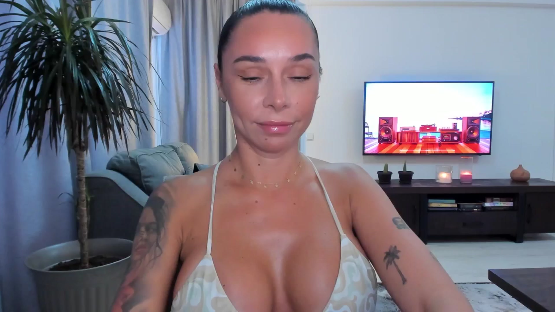 Gallery image thumbnail from beatricebae's myfreecams stream on, 07/24/2025, 14:34 image 10 of 20