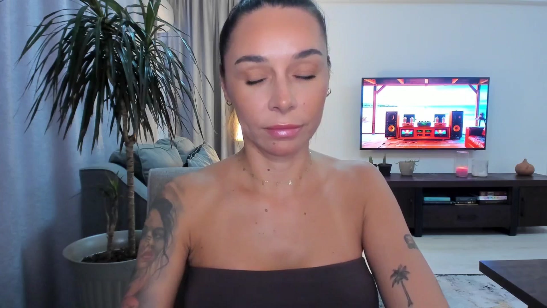 Gallery image thumbnail from beatricebae's myfreecams stream on, 07/31/2025, 14:55 image 6 of 20