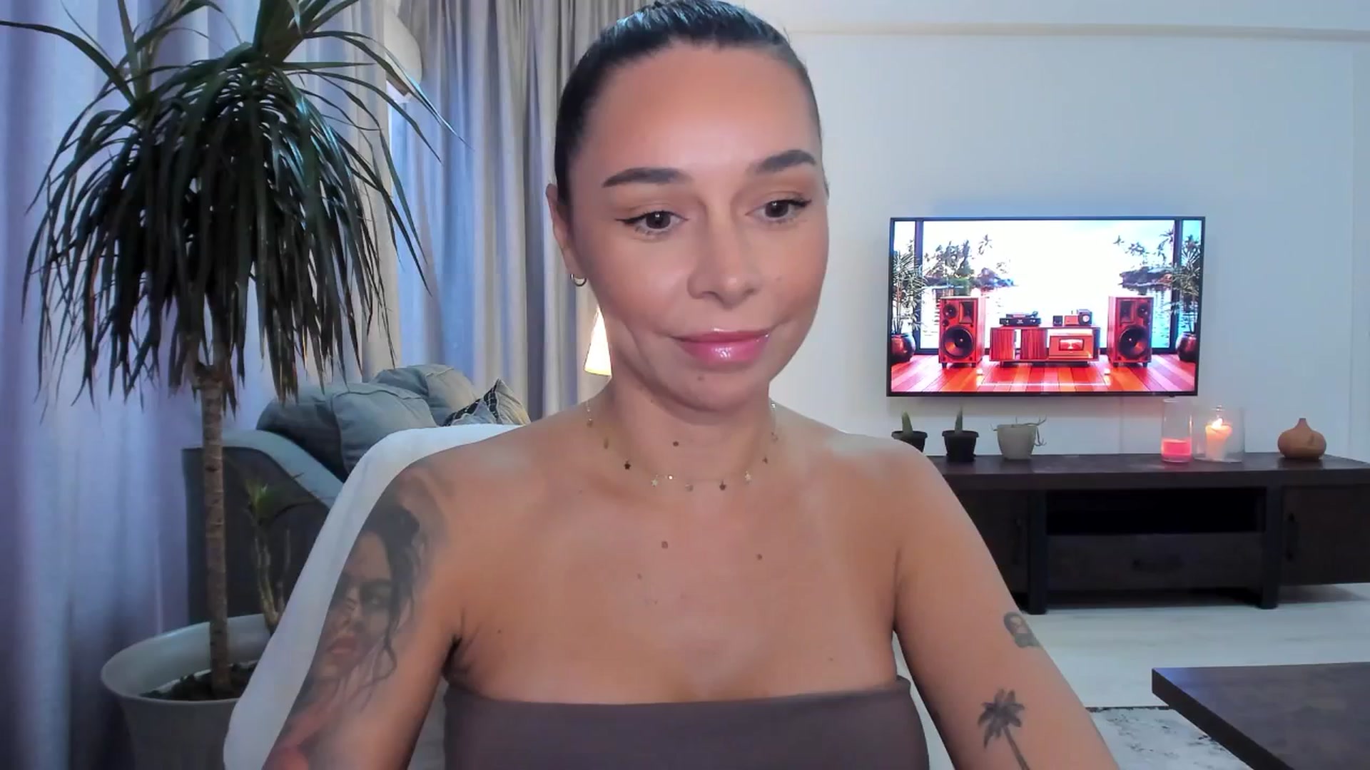 Gallery image thumbnail from beatricebae's myfreecams stream on, 08/08/2025, 13:40 image 9 of 20