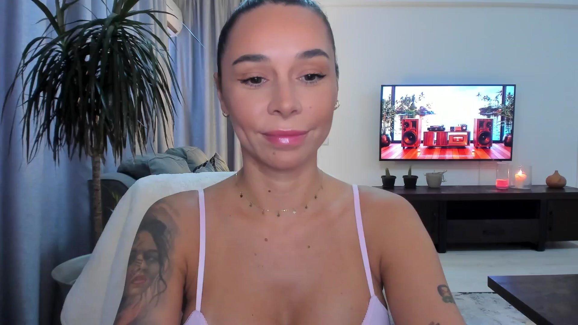 Gallery image thumbnail from beatricebae's myfreecams stream on, 08/08/2025, 16:23 image 1 of 20