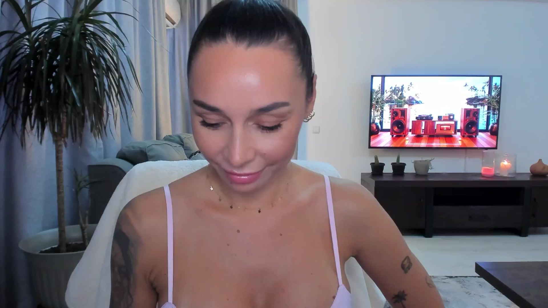 Gallery image thumbnail from beatricebae's myfreecams stream on, 08/08/2025, 16:23 image 17 of 20