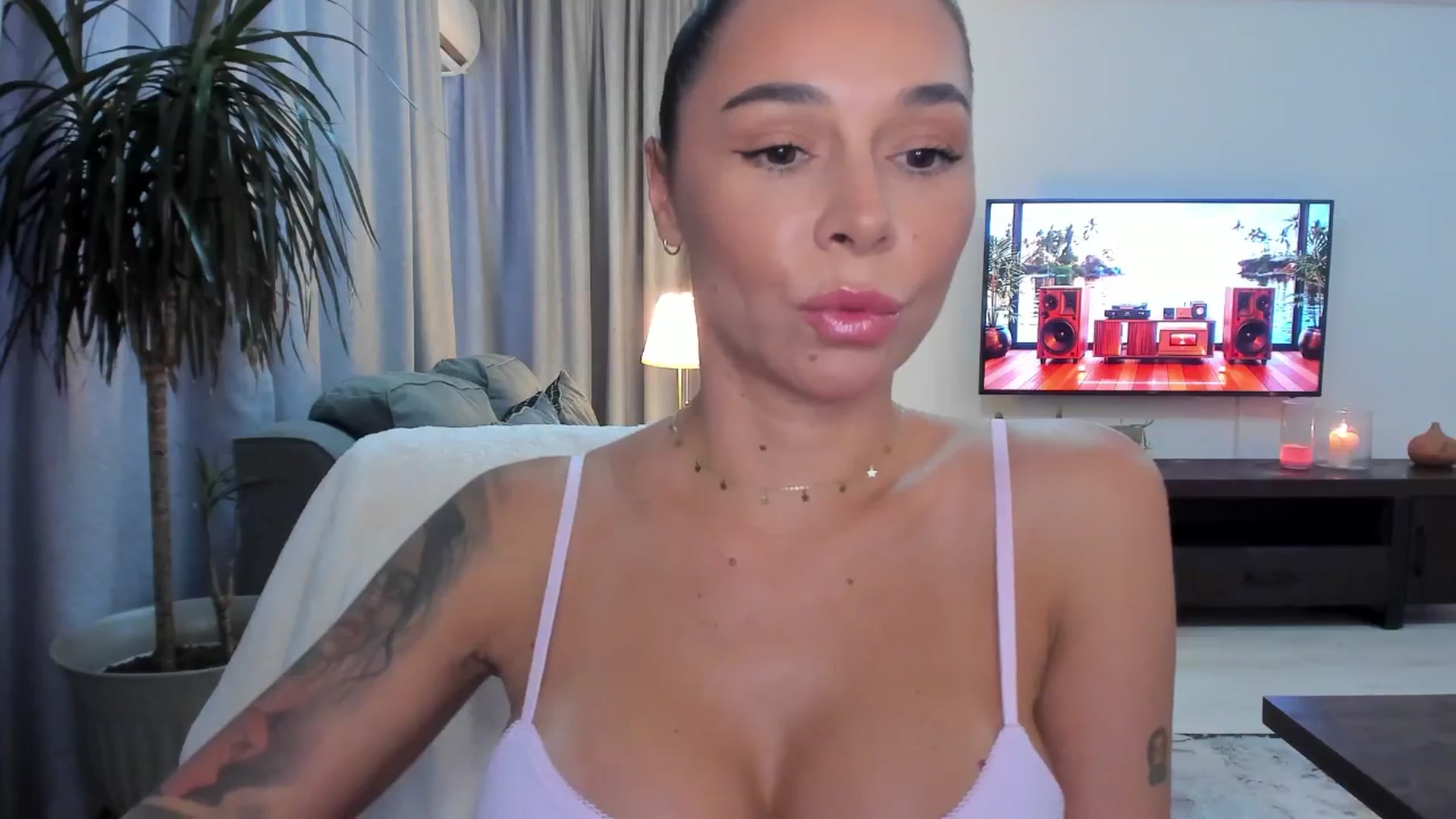 Gallery image thumbnail from beatricebae's myfreecams stream on, 08/08/2025, 16:23 image 18 of 20