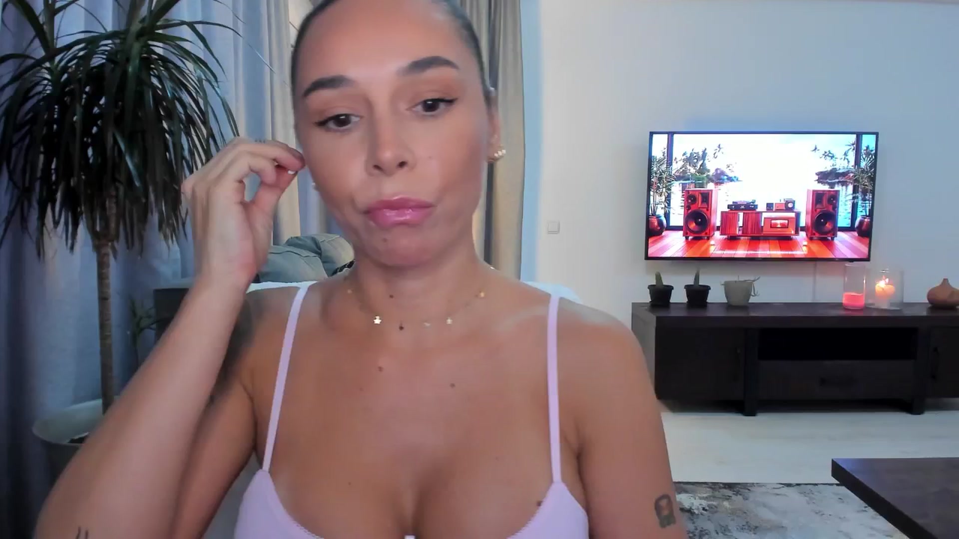 Gallery image thumbnail from beatricebae's myfreecams stream on, 08/08/2025, 16:23 image 16 of 20