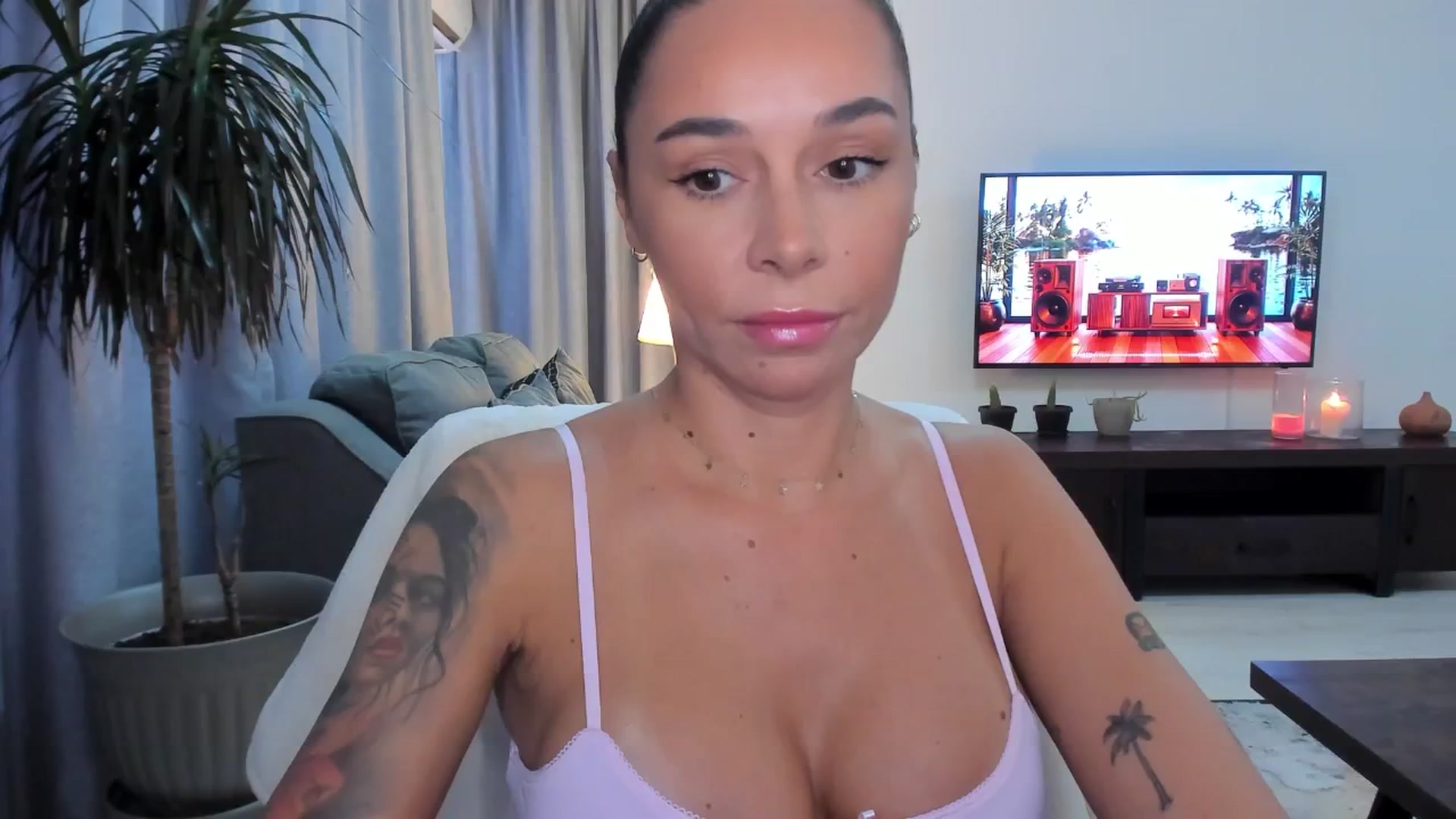 Gallery image thumbnail from beatricebae's myfreecams stream on, 08/08/2025, 16:23 image 6 of 20