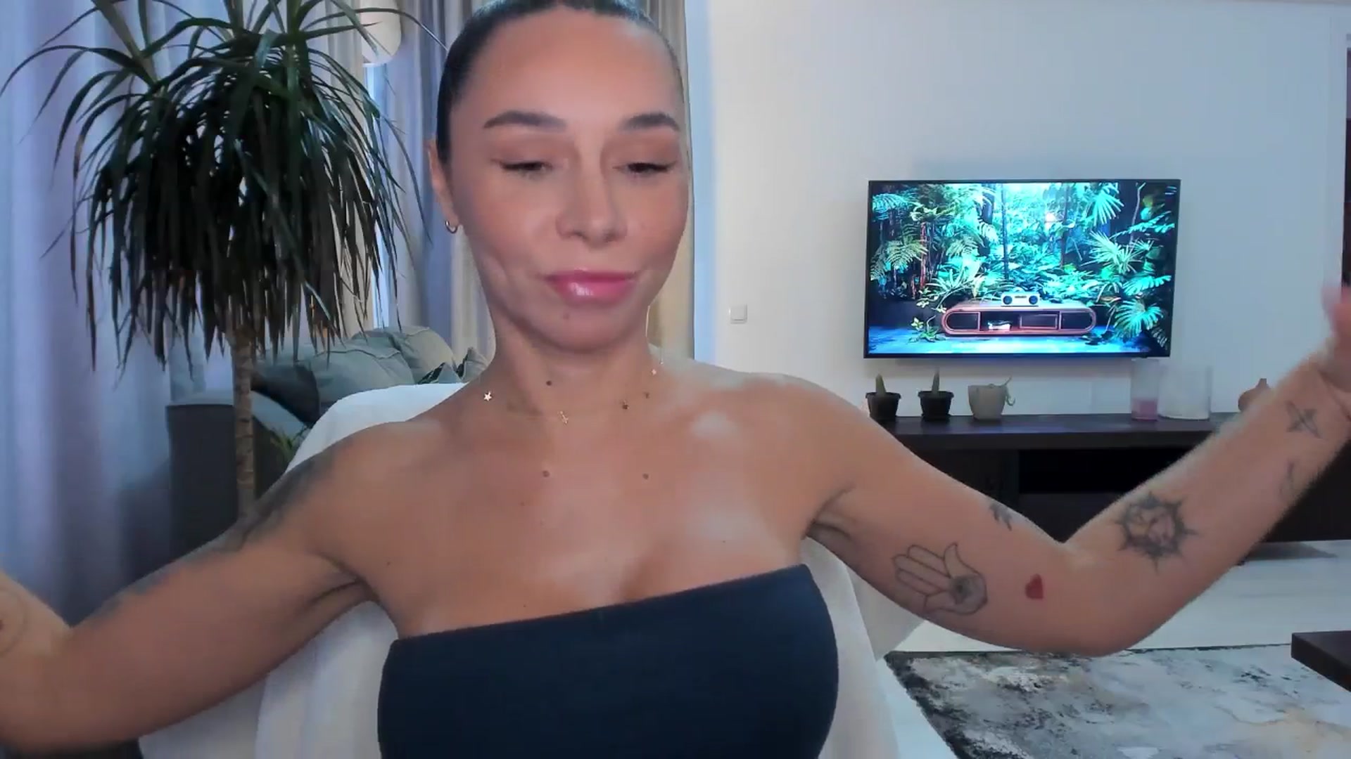Gallery image thumbnail from beatricebae's myfreecams stream on, 08/14/2025, 14:27 image 8 of 20