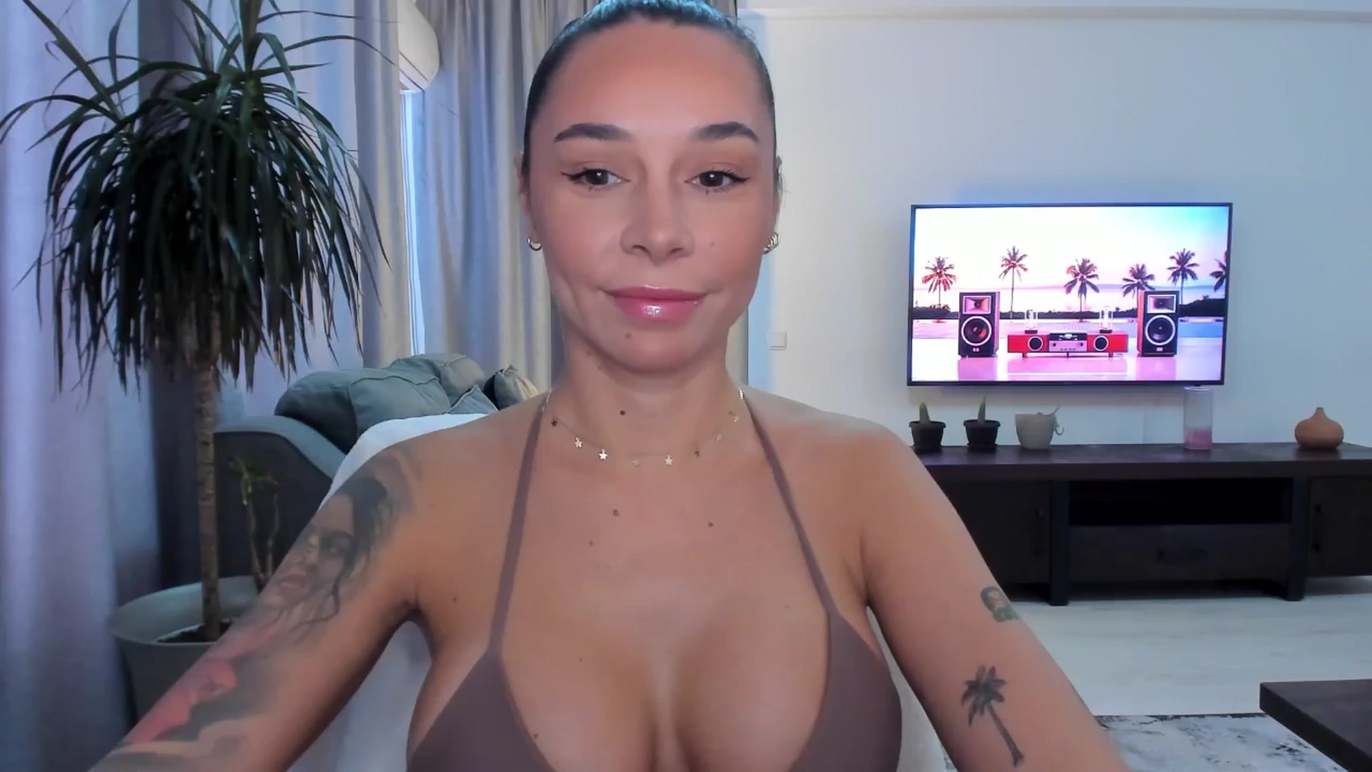 Gallery image thumbnail from beatricebae's myfreecams stream on, 08/17/2025, 14:18 image 1 of 20