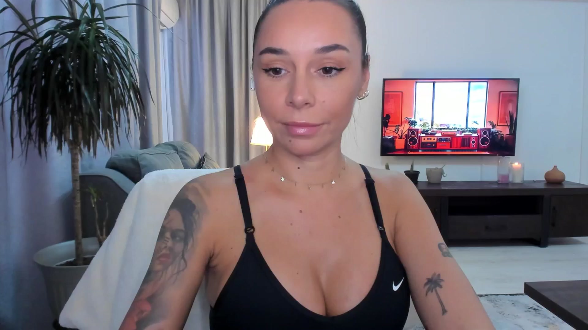 Gallery image thumbnail from beatricebae's myfreecams stream on, 08/19/2025, 14:32 image 11 of 20