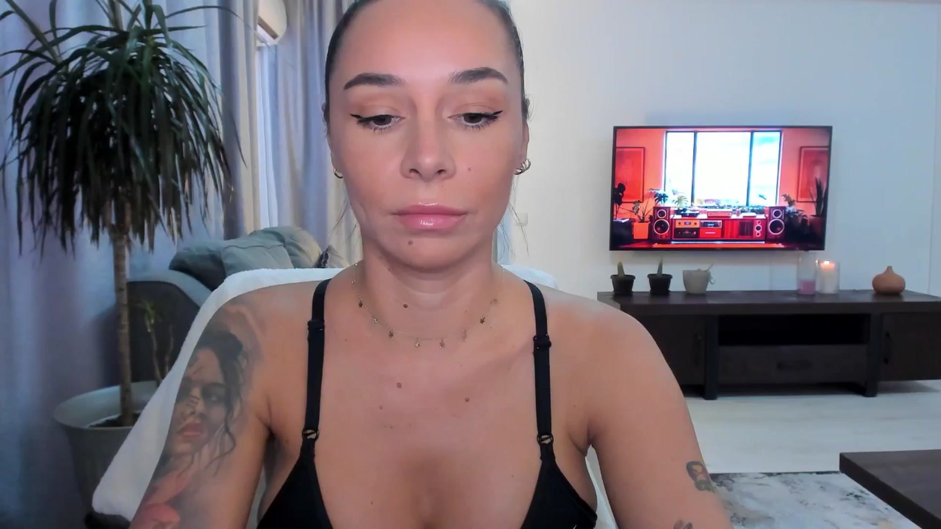 Gallery image thumbnail from beatricebae's myfreecams stream on, 08/19/2025, 14:32 image 8 of 20