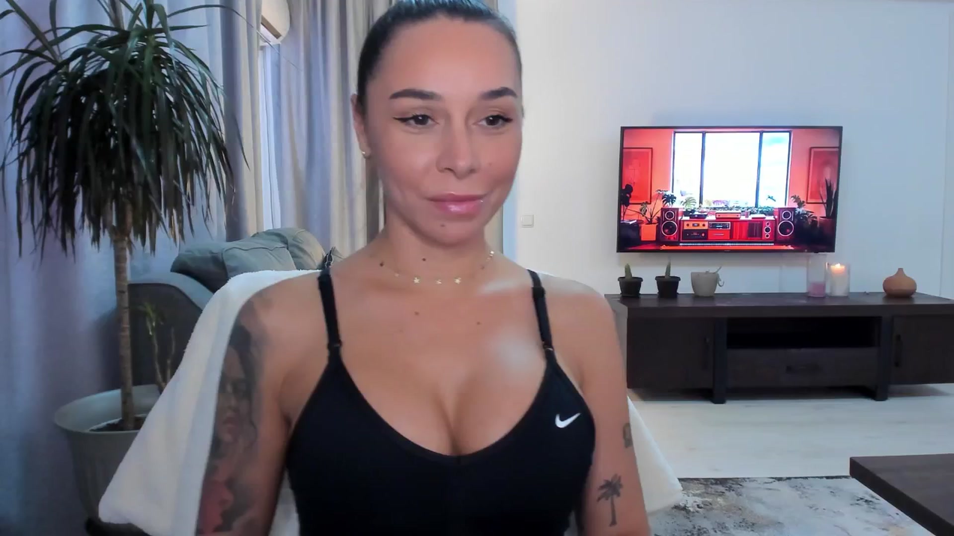 Gallery image thumbnail from beatricebae's myfreecams stream on, 08/19/2025, 14:32 image 7 of 20