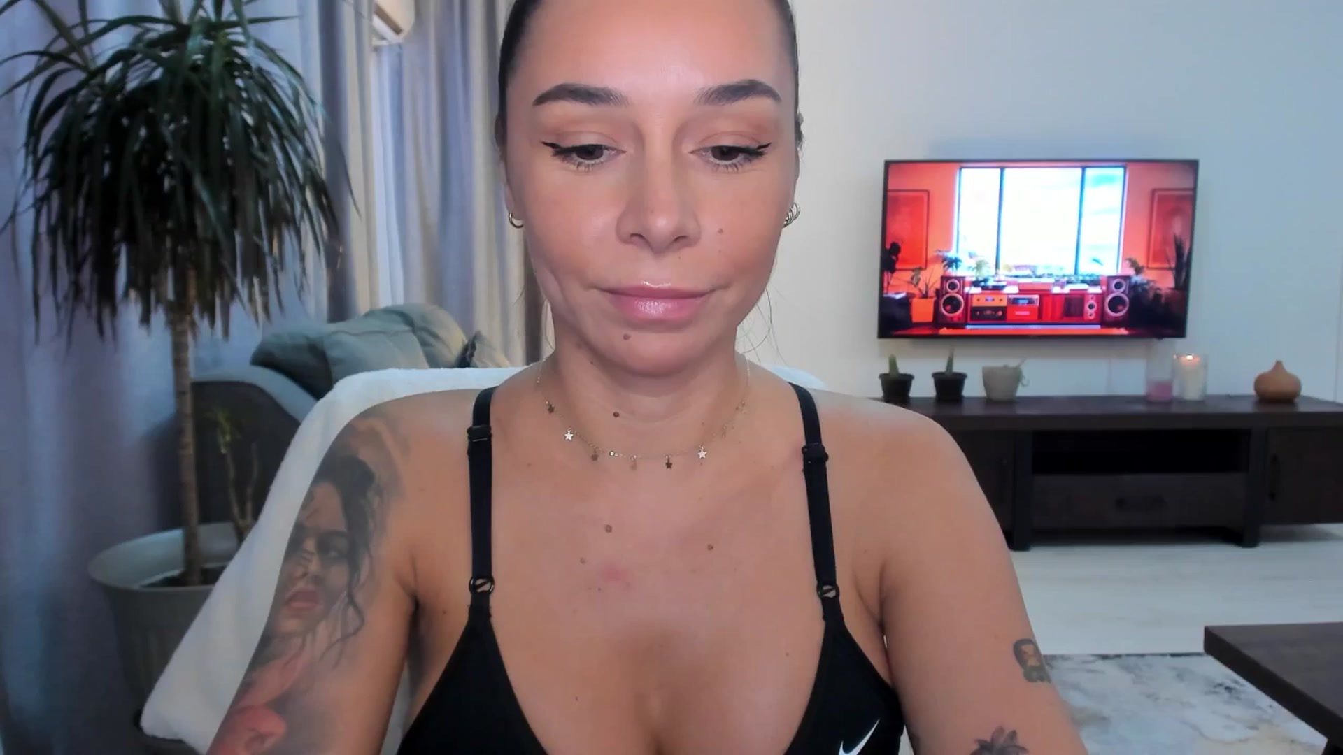 Gallery image thumbnail from beatricebae's myfreecams stream on, 08/19/2025, 14:32 image 18 of 20