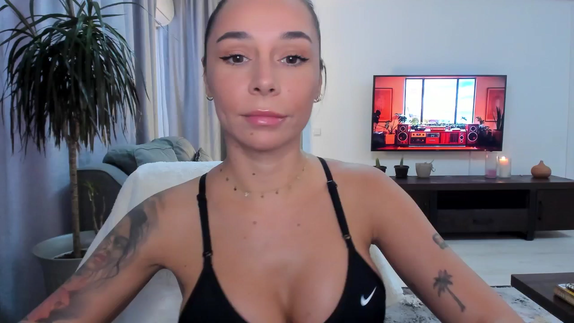 Gallery image thumbnail from beatricebae's myfreecams stream on, 08/19/2025, 14:32 image 1 of 20