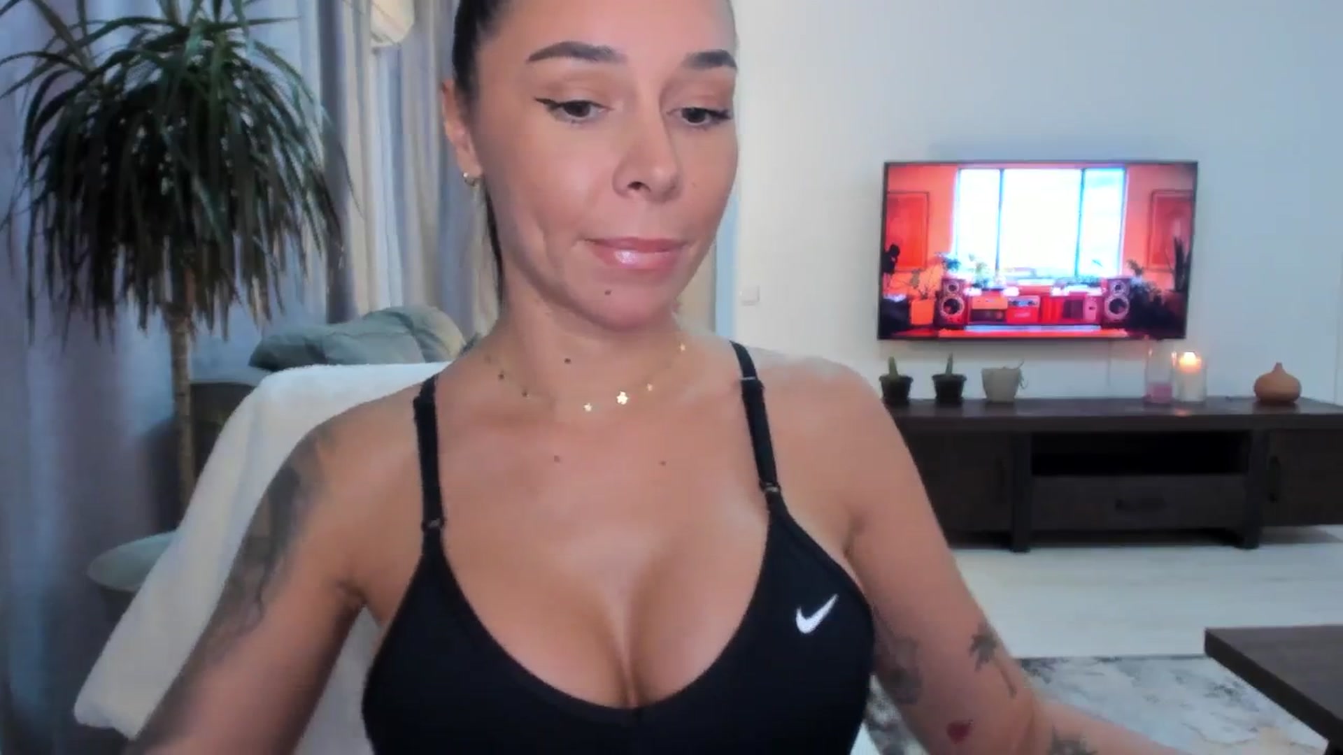 Gallery image thumbnail from beatricebae's myfreecams stream on, 08/19/2025, 16:12 image 5 of 20