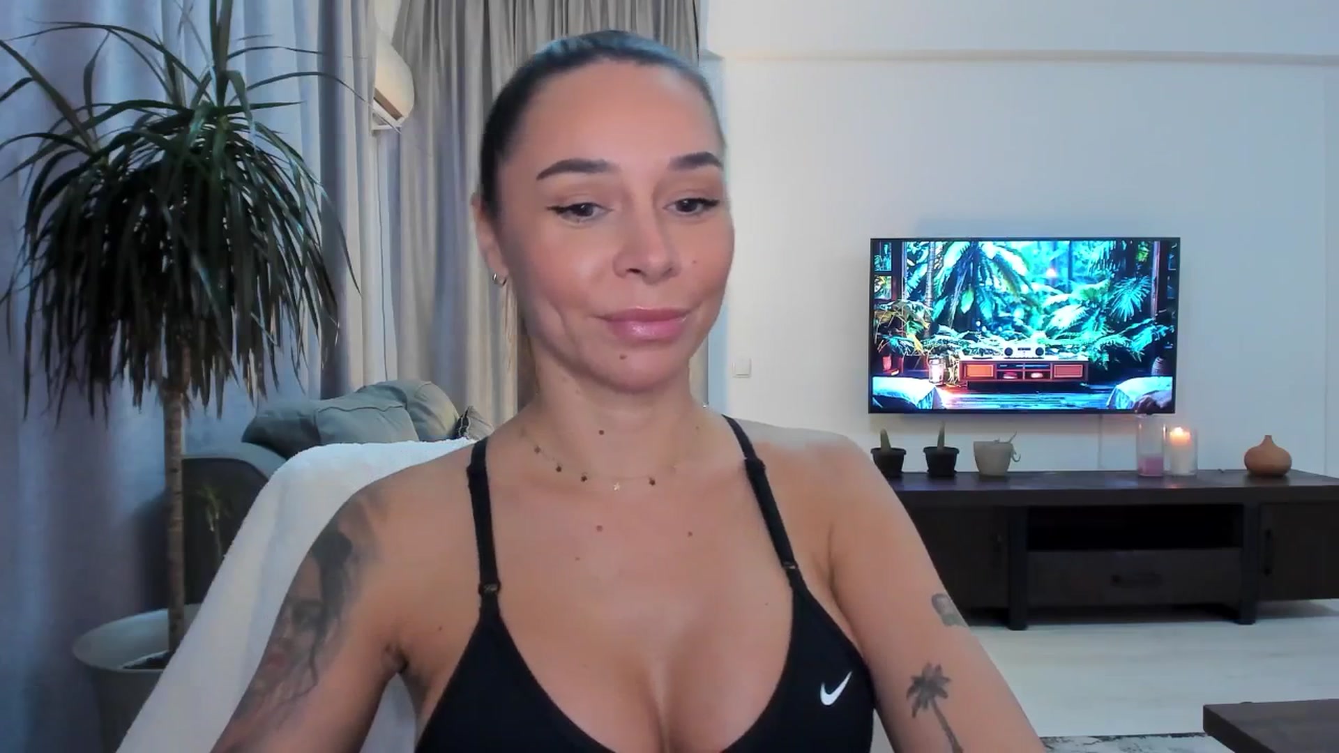 Gallery image thumbnail from beatricebae's myfreecams stream on, 08/19/2025, 16:12 image 18 of 20