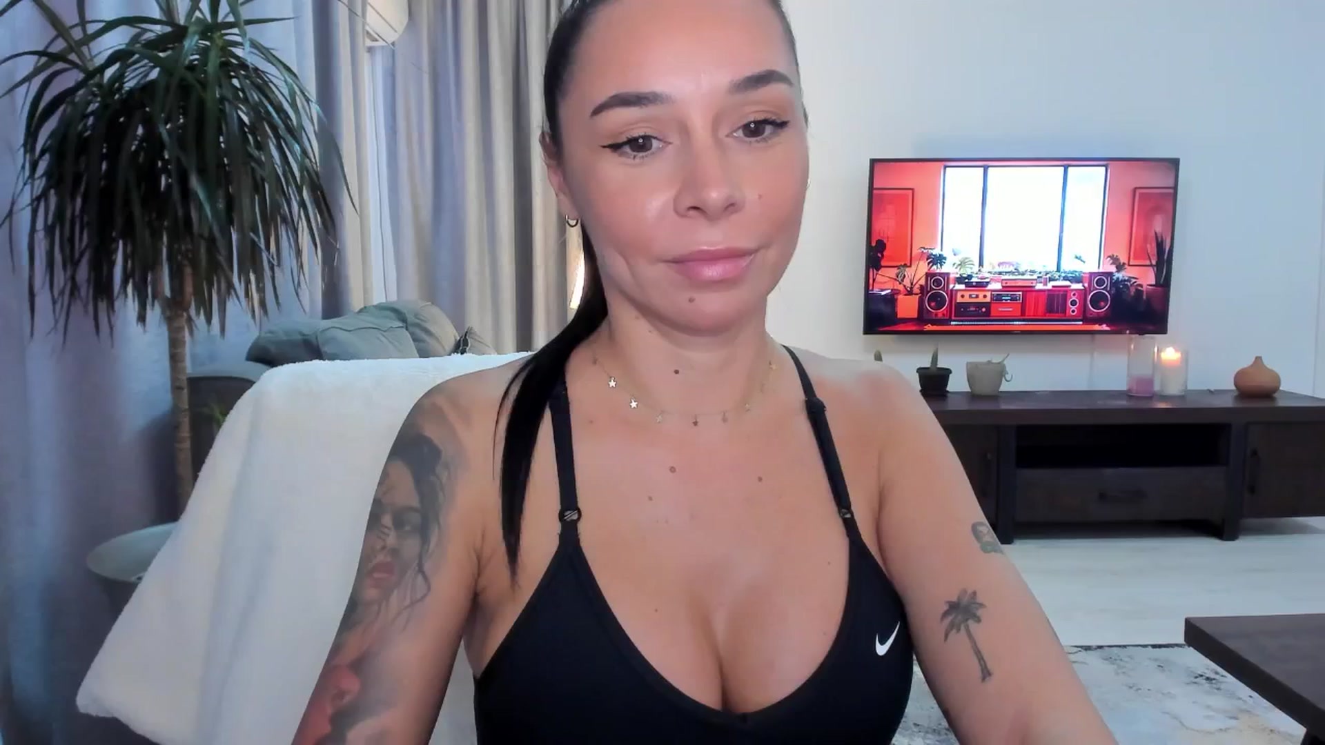 Gallery image thumbnail from beatricebae's myfreecams stream on, 08/19/2025, 16:12 image 1 of 20