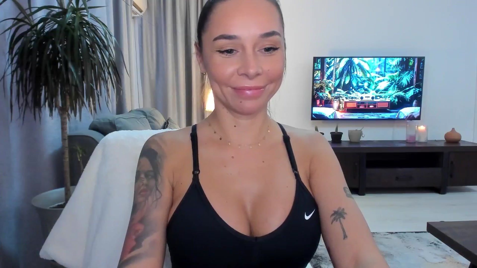 Gallery image thumbnail from beatricebae's myfreecams stream on, 08/19/2025, 16:12 image 17 of 20