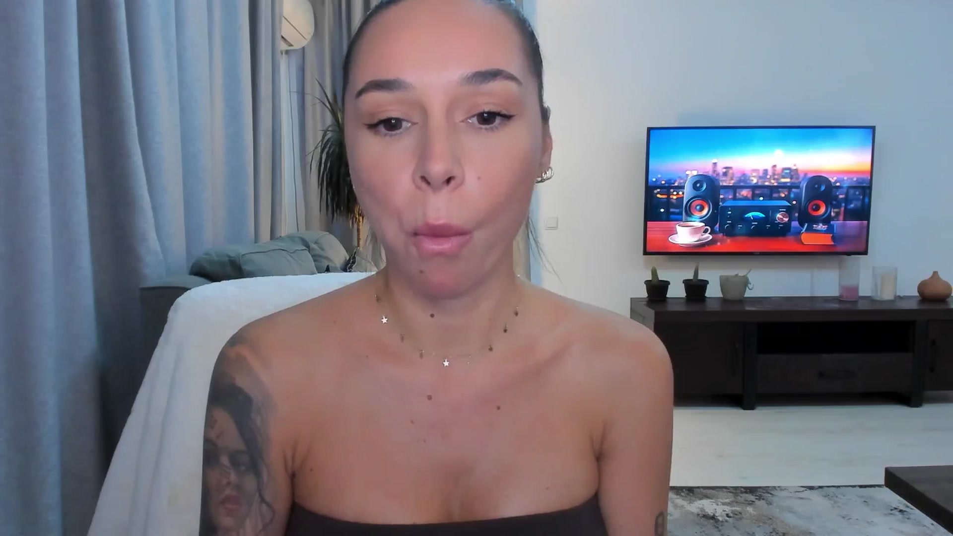 Gallery image thumbnail from beatricebae's myfreecams stream on, 08/21/2025, 16:31 image 15 of 20