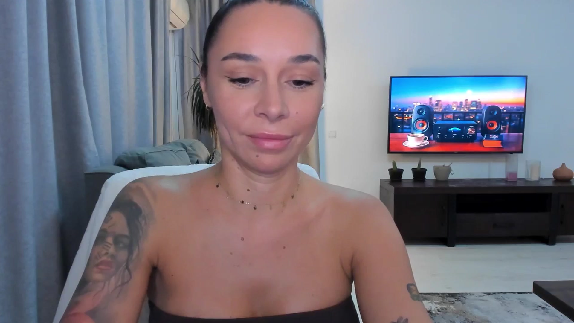 Gallery image thumbnail from beatricebae's myfreecams stream on, 08/21/2025, 16:31 image 17 of 20