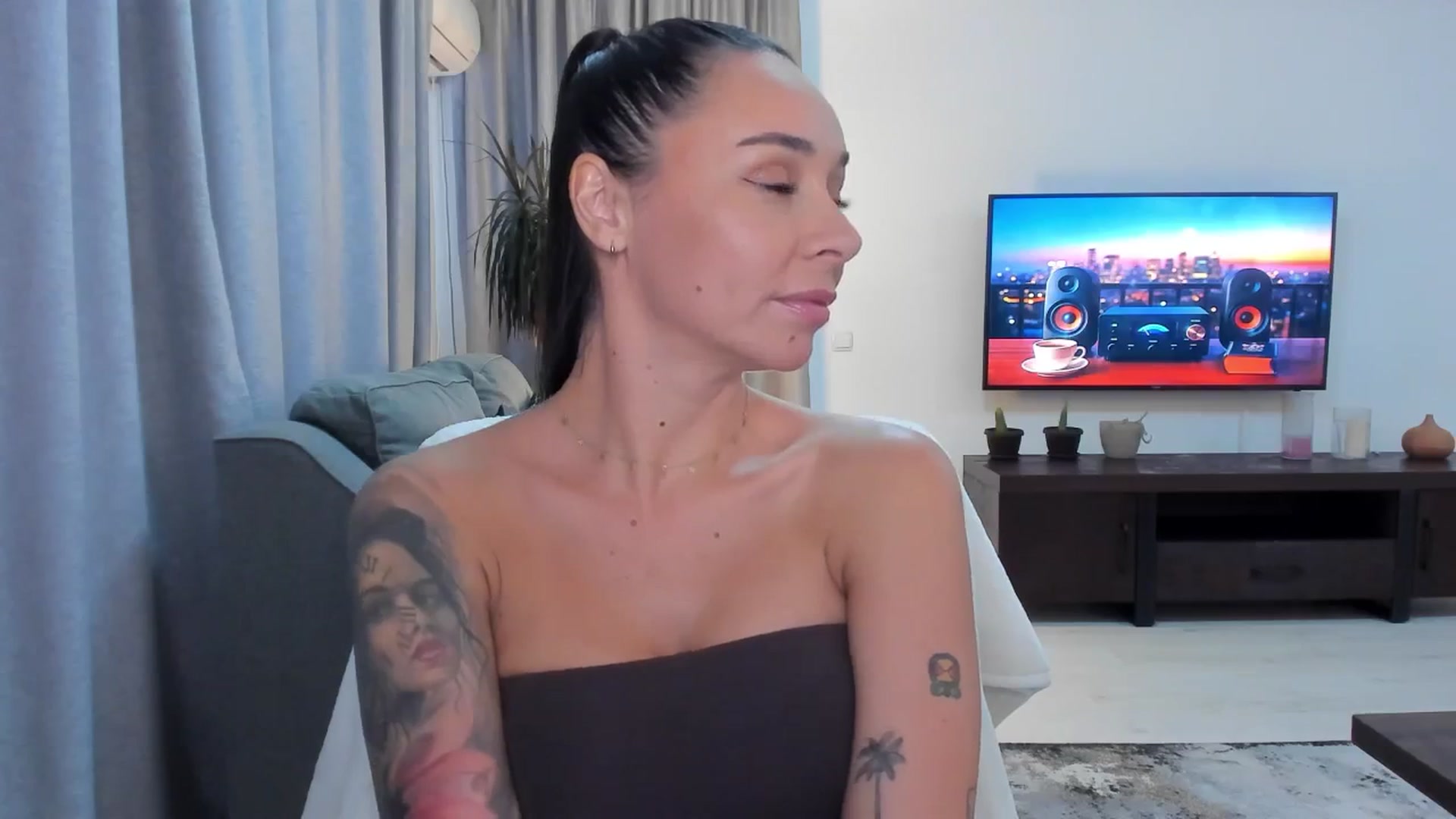 Gallery image thumbnail from beatricebae's myfreecams stream on, 08/21/2025, 16:31 image 12 of 20