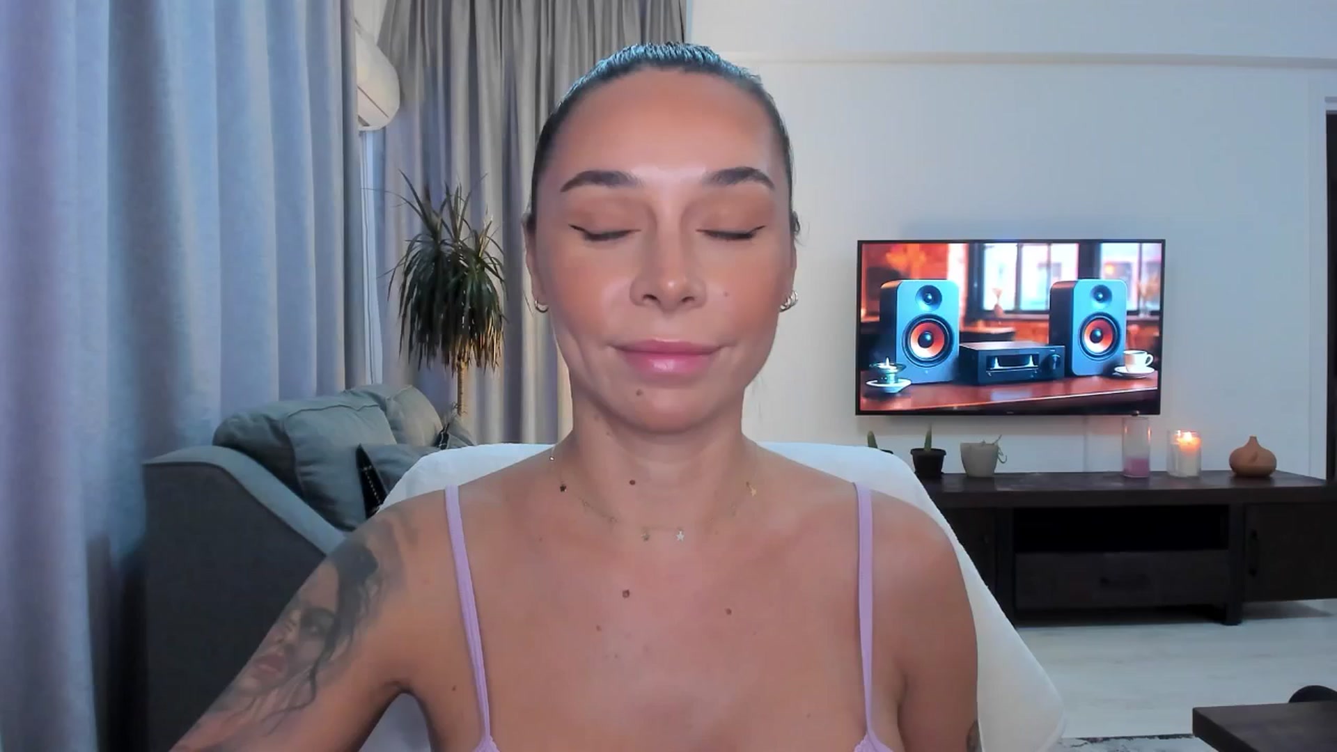 Gallery image thumbnail from beatricebae's myfreecams stream on, 08/22/2025, 15:08 image 15 of 20