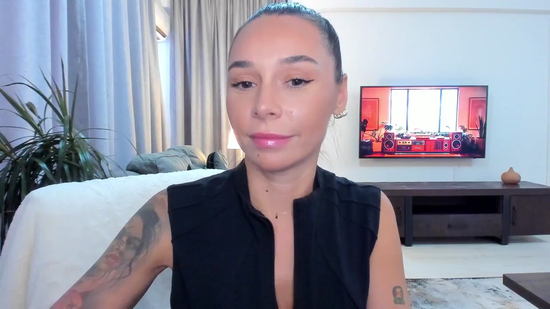 Gallery image thumbnail from beatricebae's myfreecams stream on, 09/15/2025, 15:18 image 16 of 20