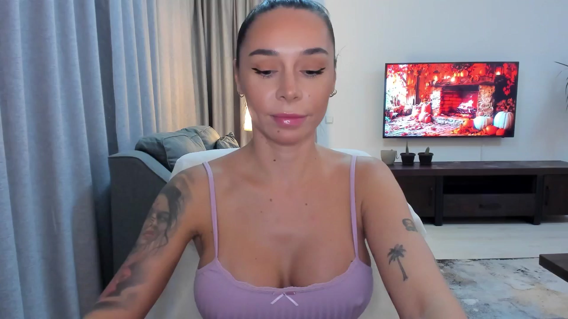 Gallery image thumbnail from beatricebae's myfreecams stream on, 10/07/2025, 14:16 image 19 of 20