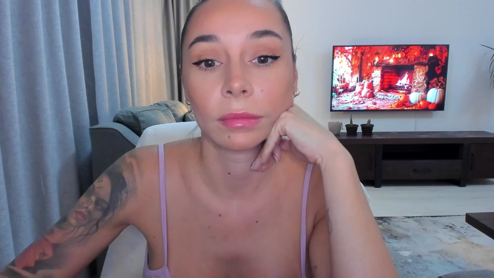 Gallery image thumbnail from beatricebae's myfreecams stream on, 10/07/2025, 14:16 image 1 of 20